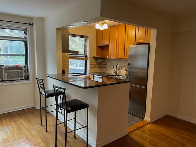 Building Photo - 180 E Hartsdale Ave Unit #3M Rental