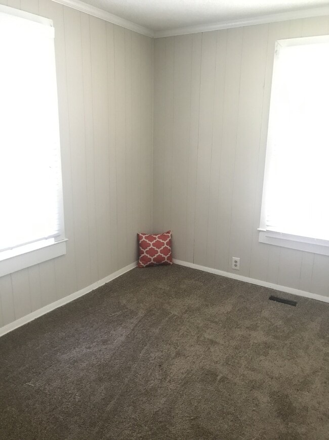 Photo - SPACIOUS 2 Bed House w/ detached garage storage area! DEPOSIT-FREE Renting option thru OBLIGO! De...