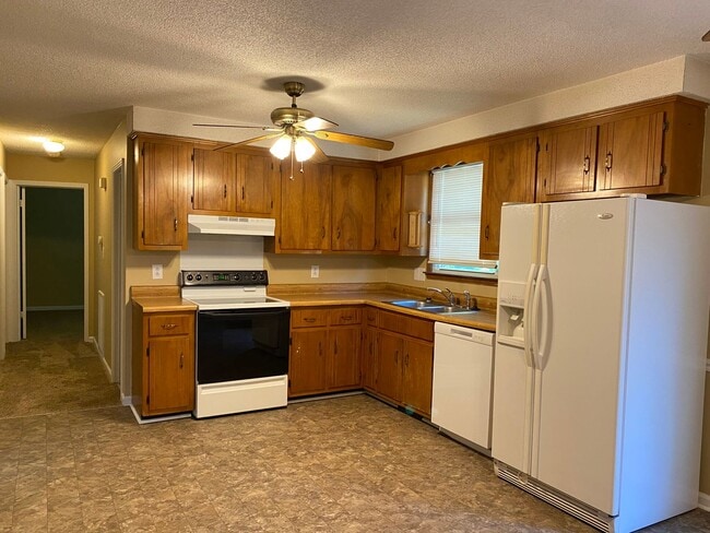 Photo - Great 3bdr/1.5ba Ranch Home detached garage! This one won't be here long!