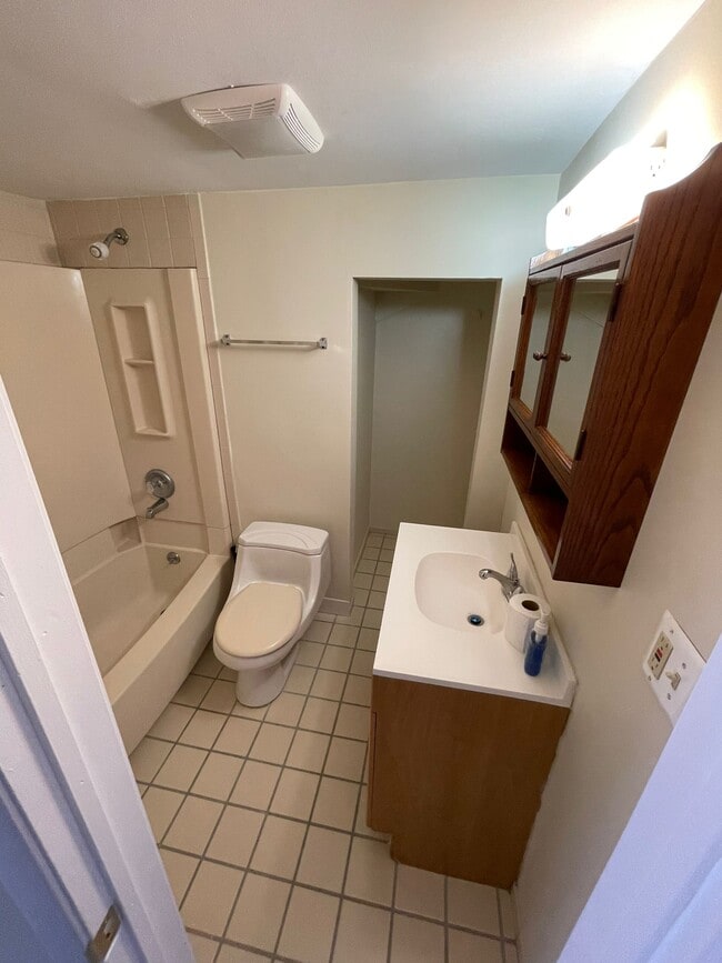 Building Photo - 9 Manchester Ave Unit 1 Maria Rental