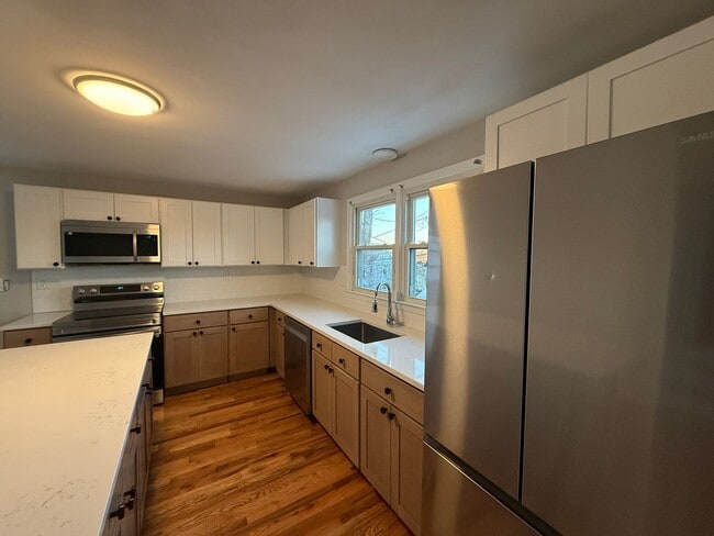 Building Photo - Recently updated 3 Bed 1 Bath Single Family House available February 1st!