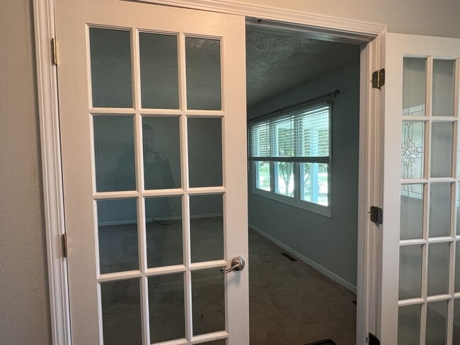 Photo - 3 Bedroom and Large Yard in South Springfield