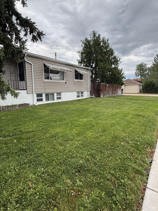 Front Yard - 1601 Crook Ave Unit Upstairs Duplex