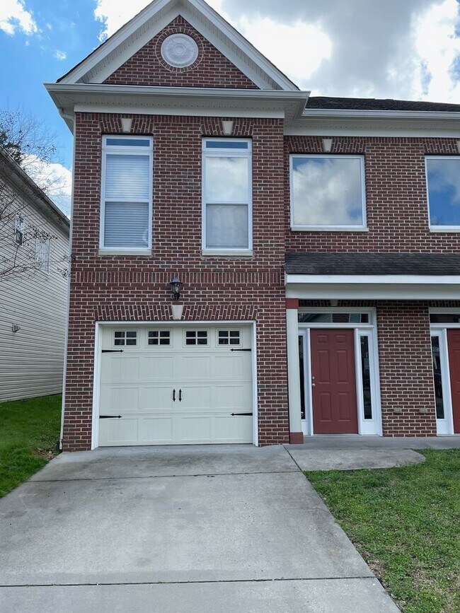 Building Photo - Emmyllie Ct- 130/132 Unit 130