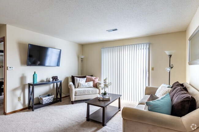 2BR, 1BA - 755SF