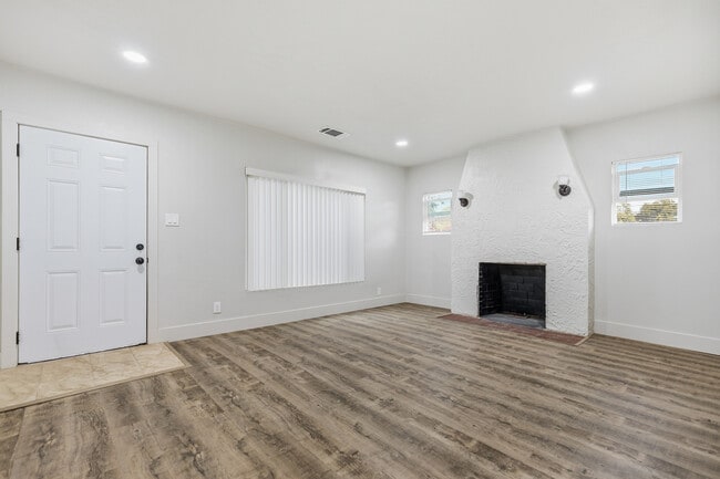 Photo - 252 N G St