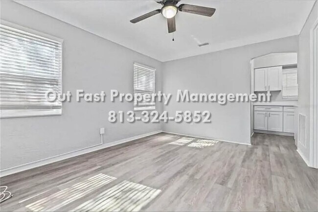 Photo - 2920 Emerson Ave S Unidad Front