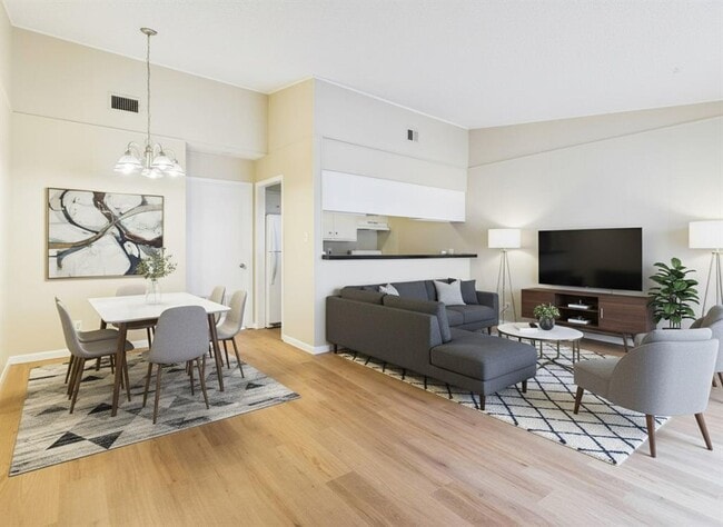 Building Photo - 616 W 51st St