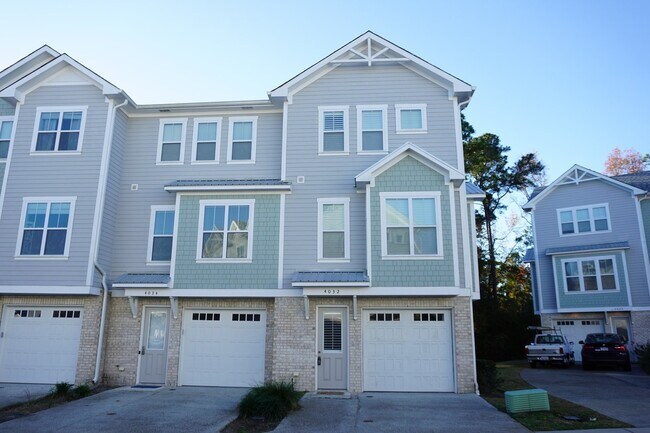 Photo - 3BR/3.5BA End Unit Townhome in Summerwalk!...