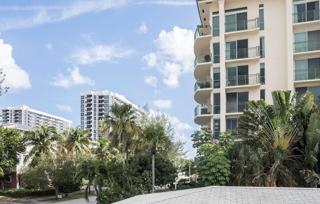 Photo - 424 N Riverside Dr
