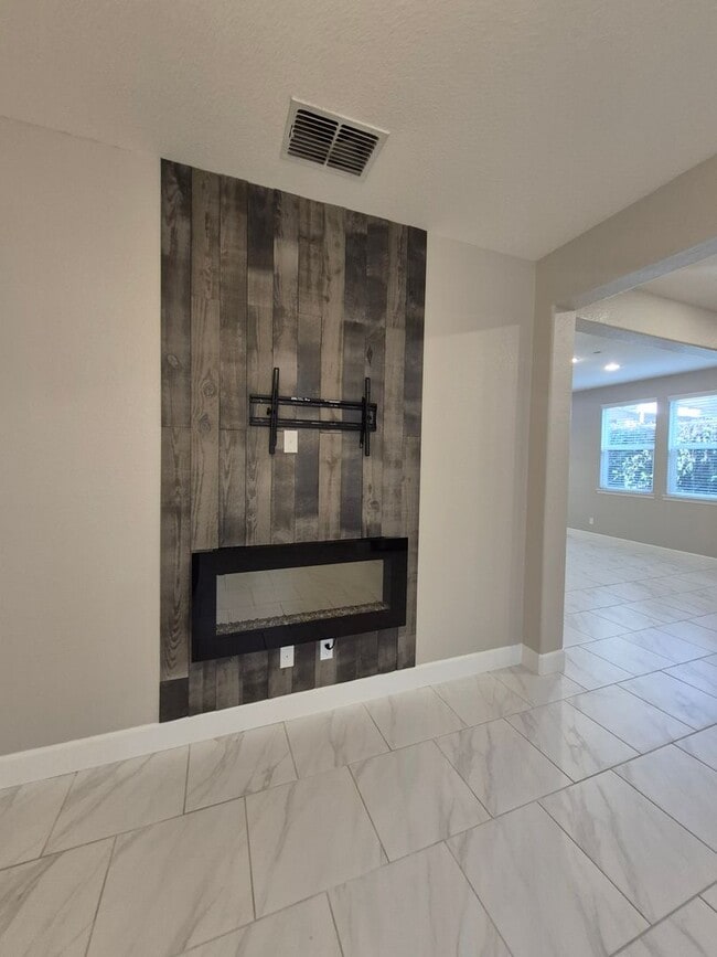 Photo - Gorgeous 4bd/2.5ba Two Story Home In Roseville!