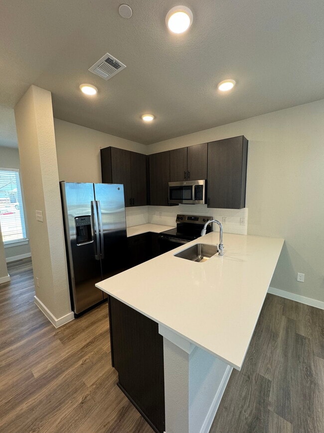 Building Photo - 200 White Water Dr Unit 816