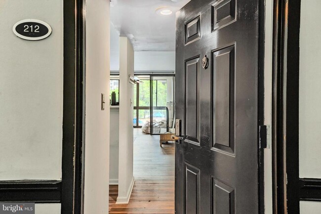 Building Photo - 1001 N Randolph St Unit 212