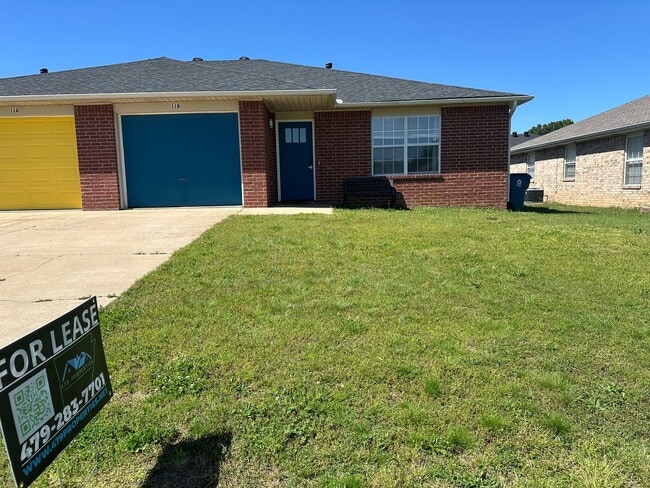 Photo - Available Now!  3 Bedroom, 2 Bathroom in Prime Bentonville Location, w/ Garage and Fenced-in Back...