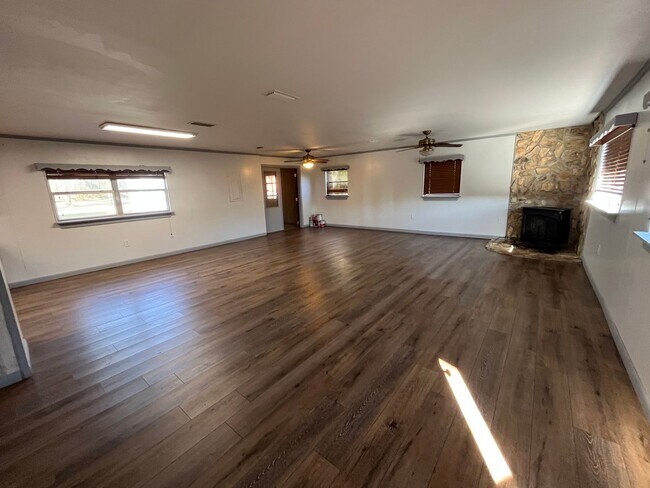 Photo - Spacious 3-Bedroom home with Huge Fenced Yard & Pole Barn – Live Oak, FL