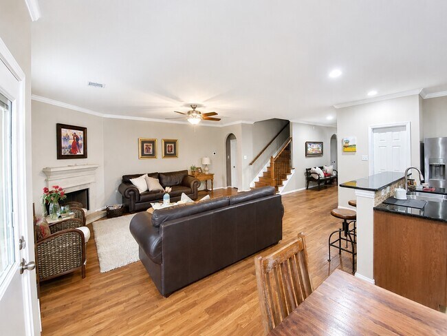 Photo - 110 N Hawkhurst Cir