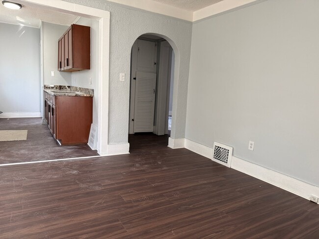 Photo - 107 N Sanford St