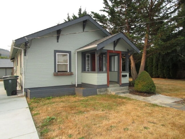 Building Photo - 735 Jameson St