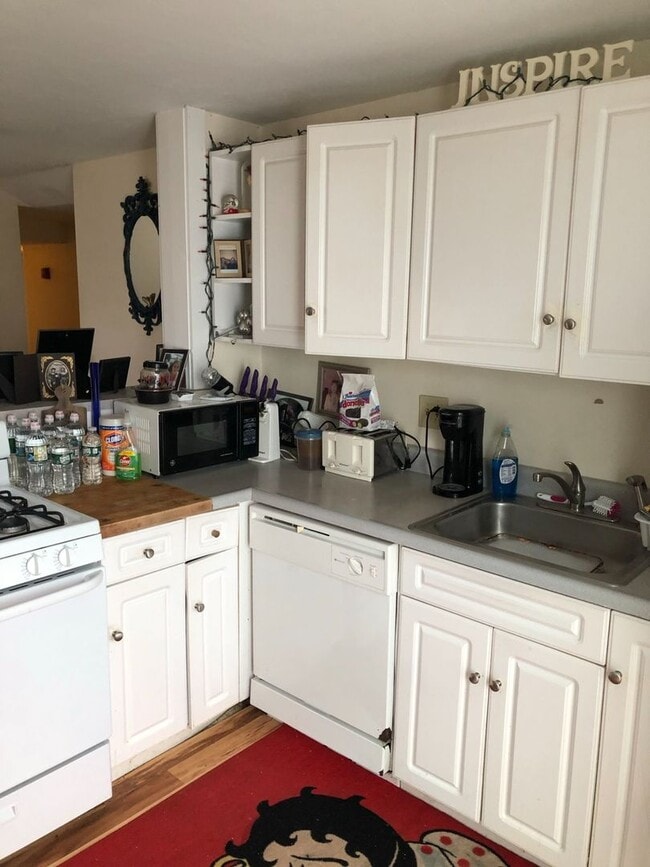 Building Photo - 17 Uni Unit 17 Uni #3