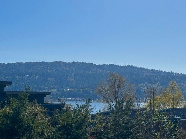 Photo - 2Bd/2.5Ba Issaquah Townhouse