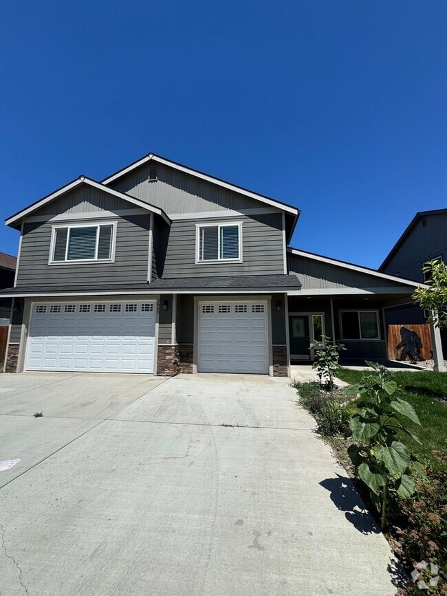 Building Photo - Spacious 5-Bedroom Home with Bonus Living ...