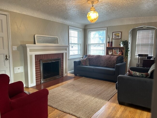 Photo - 611 W 32nd St