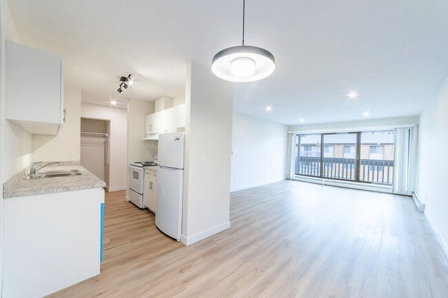 Building Photo - Applewood Village