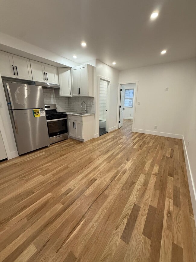 Building Photo - 9717 101st St Unit 9717 1st flr