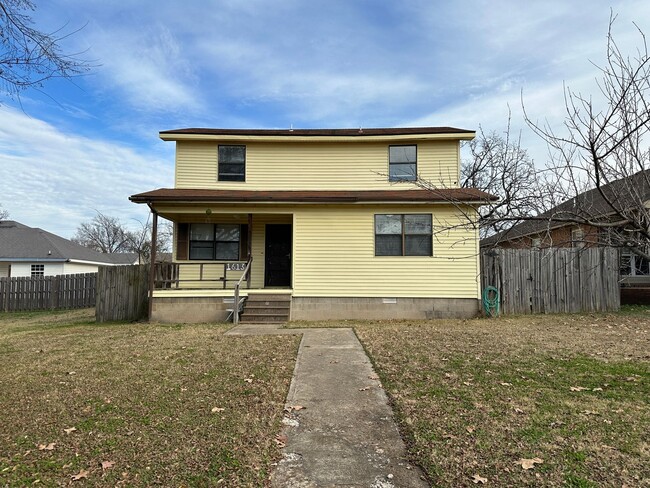 Beautiful 3 Bed / 2 Bath Two-Story Home - Beautiful 3 Bed / 2 Bath Two-Story Home
