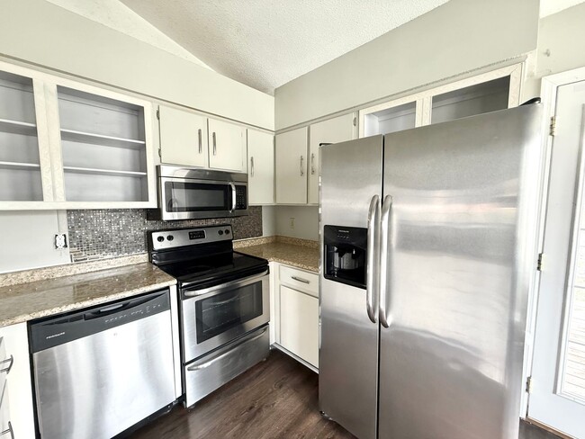 Photo - 3 Bedroom 2 Bathroom Home!