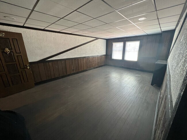 livingroom - 18 W Busse Ave Unit #9