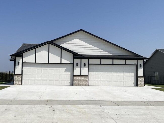 Building Photo - 5154 N. Cypress st. Rental