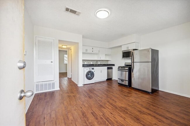 Building Photo - 2401 Manor Rd Unit 232A Rental