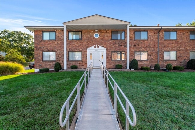 Building Photo - 7904 Camelot Ln Unit 4