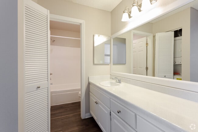 1BR, 1BA - 820 SF