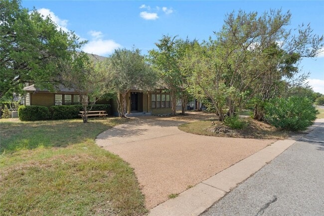 Building Photo - 105 Summit Ridge Dr N