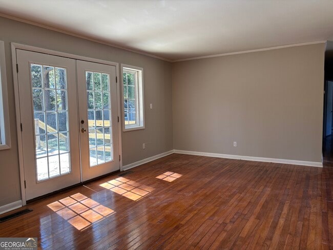 Photo - 224 Laramie Rd