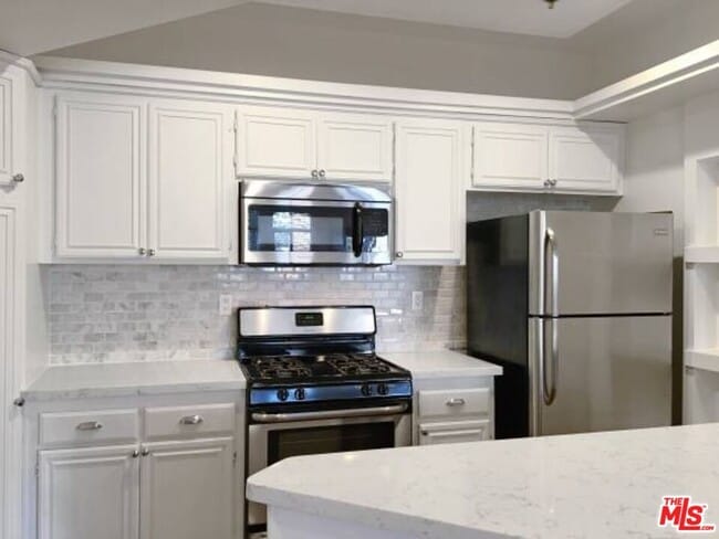 Building Photo - 12712 Moorpark St Unit 305
