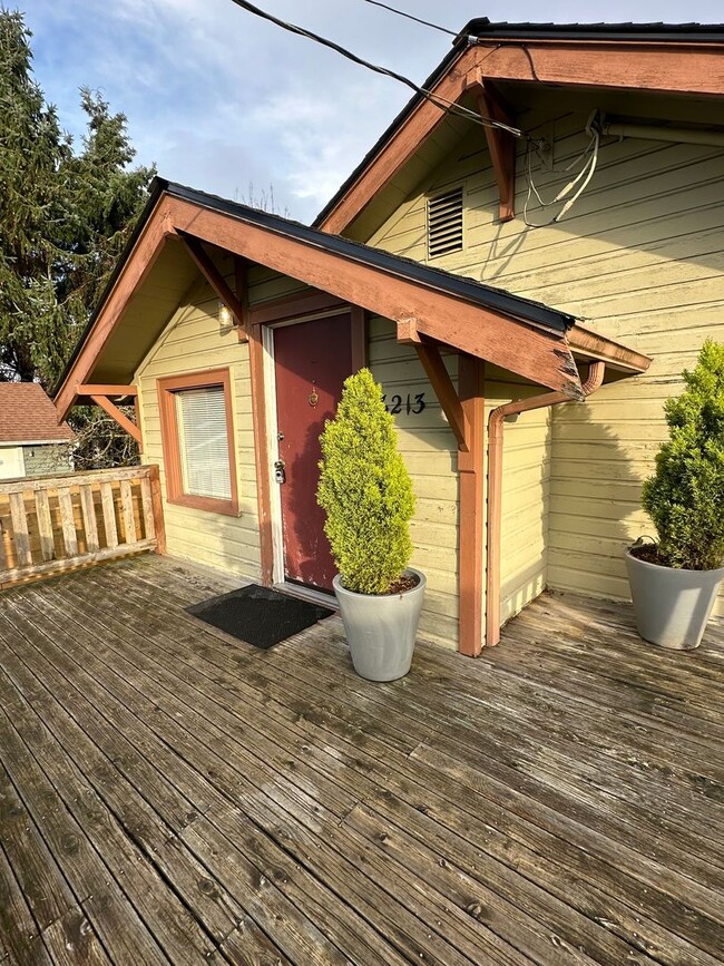 Building Photo - Cozy 2 bedroom 1 bathroom home in Everett!