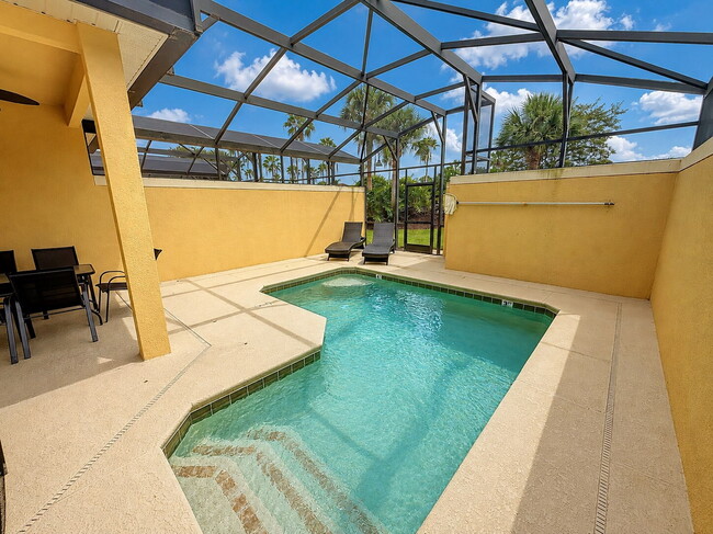 FURNISHED 4 bedroom townhome in Paradise Palms!
