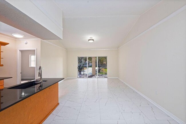 Photo - 2400 Centergate Dr