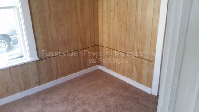 Photo - 857 Royce Ave