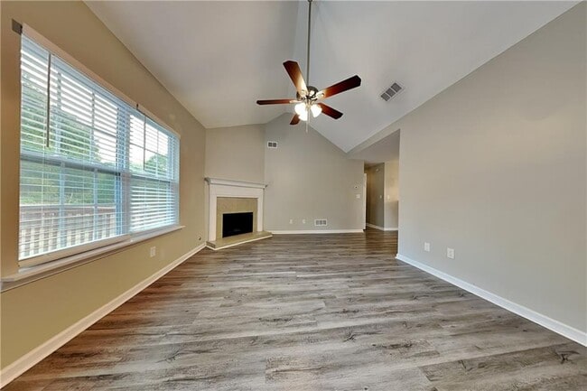 Photo - 450 Aristocrat Dr SW