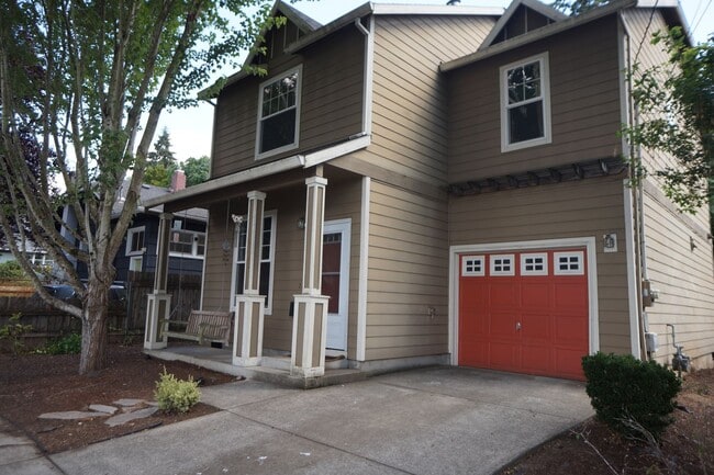 Building Photo - 3822 SE Schiller St