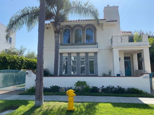 Building Photo - Spacious 4-bedroom 4.5 bath Home in a Gated Complex