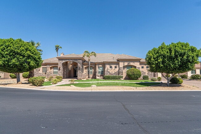 Building Photo - 2816 E Carob Dr