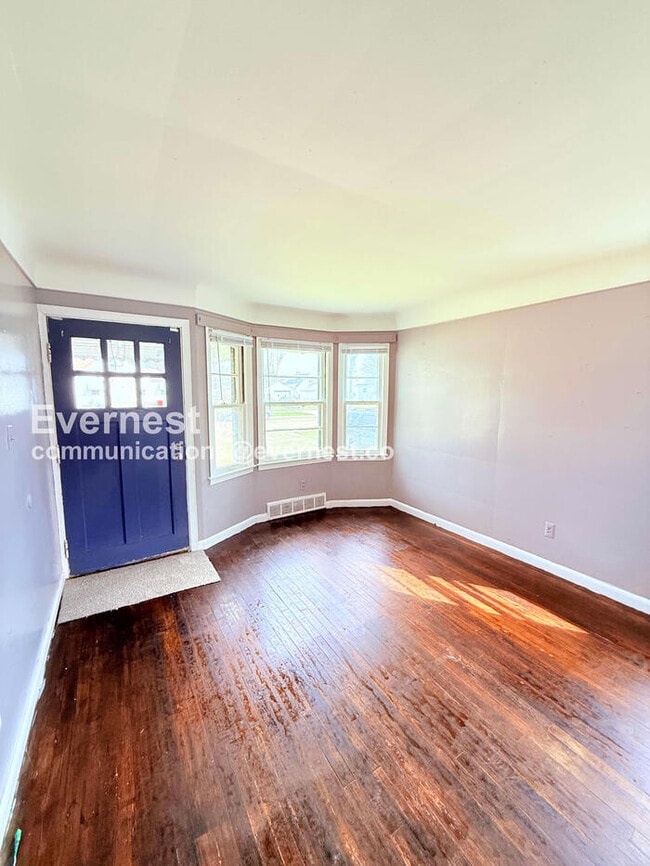 Photo - 3 Bed/1 Bath Home with Detached Garage / Vouchers Accepted / Available Now!