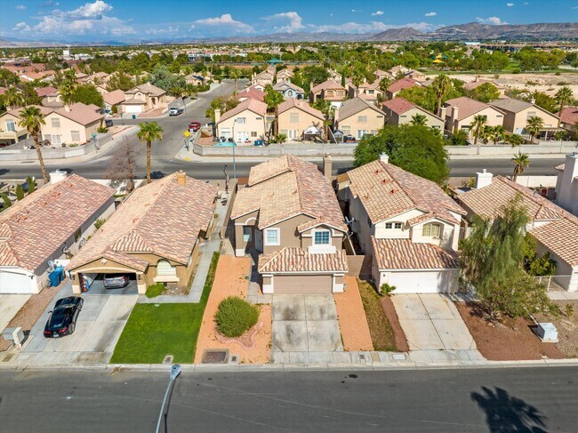 Photo - SE!!  Windmill and 215!! Newly remodeled!! All Tile Floors down stairs!! Low Maintenance Desert L...