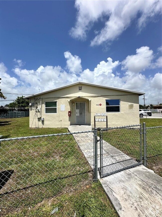 Building Photo - 912 NW 9th Ave Unit 8 Rental