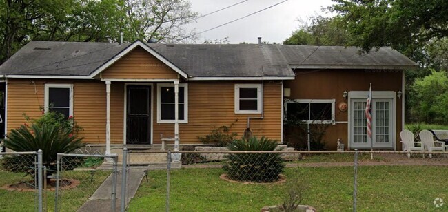 Building Photo - Spacious Home Near Downtown